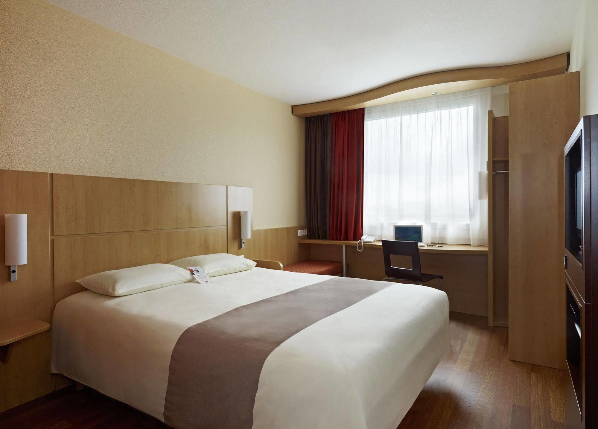 Hotel Ibis Kielce Centrum Exterior photo